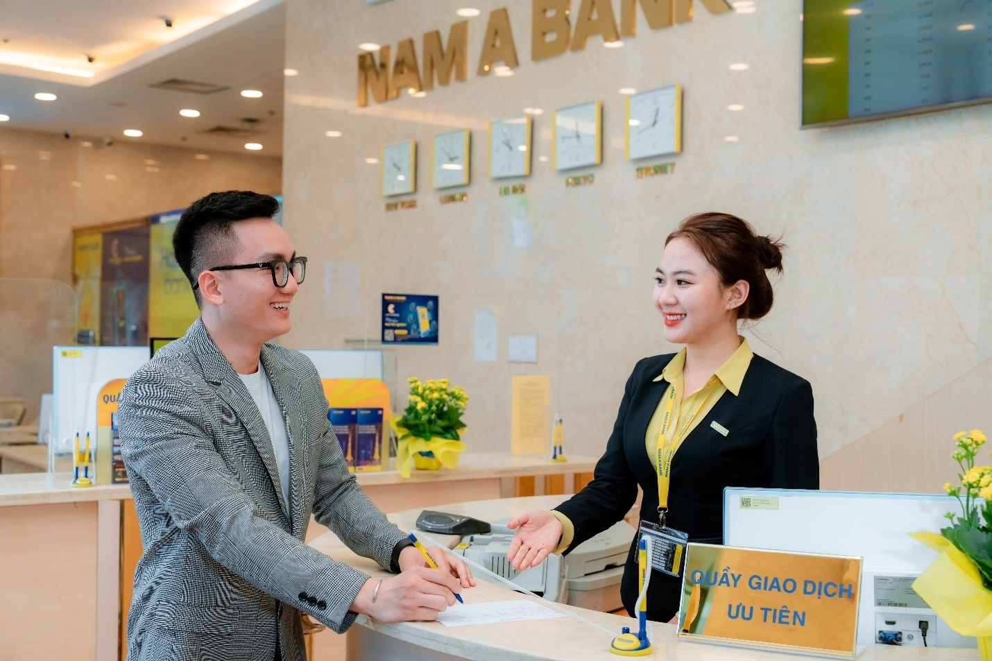 Khách hàng giao dịch tại Nam A Bank