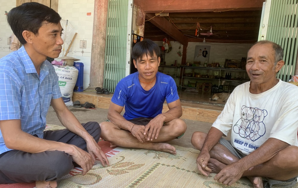 Ông La Văn Thám (bên phải) kể chuyện xin thoát nghèo. Bên cạnh là ông Lê Văn Hào, trưởng bản Thạch Sơn; ông Ngô Trí Đại, Phó chủ tịch xã Thạch Ngàn