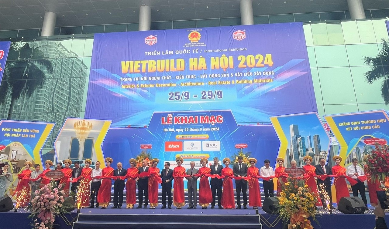 Cắt băng khai mạc Triển lãm Quốc tế Vietbuild Hà Nội 2024.