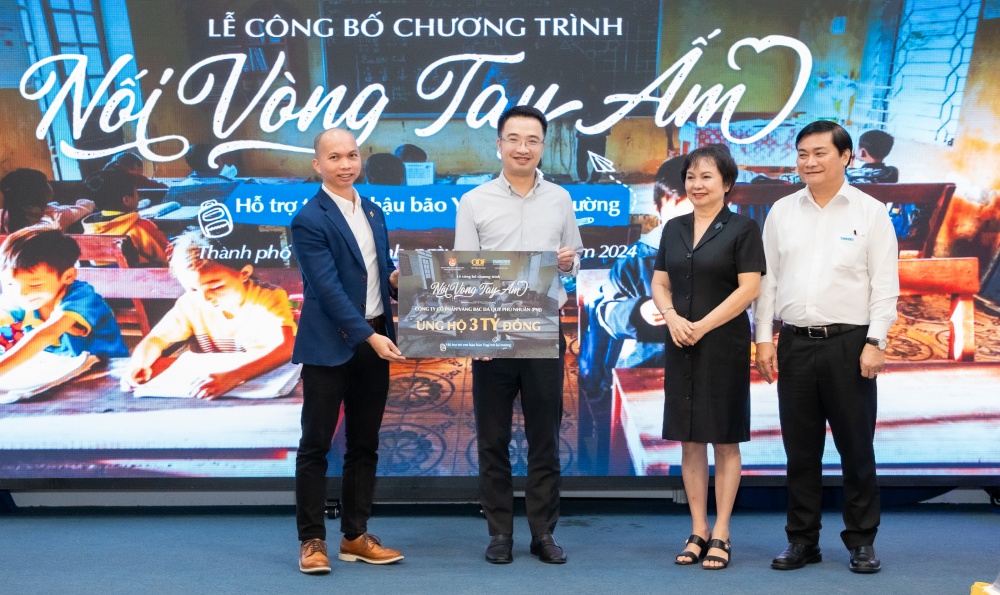 'Nối vòng tay ấm', hỗ trợ trẻ em vùng ảnh hưởng thiên tai quay lại trường