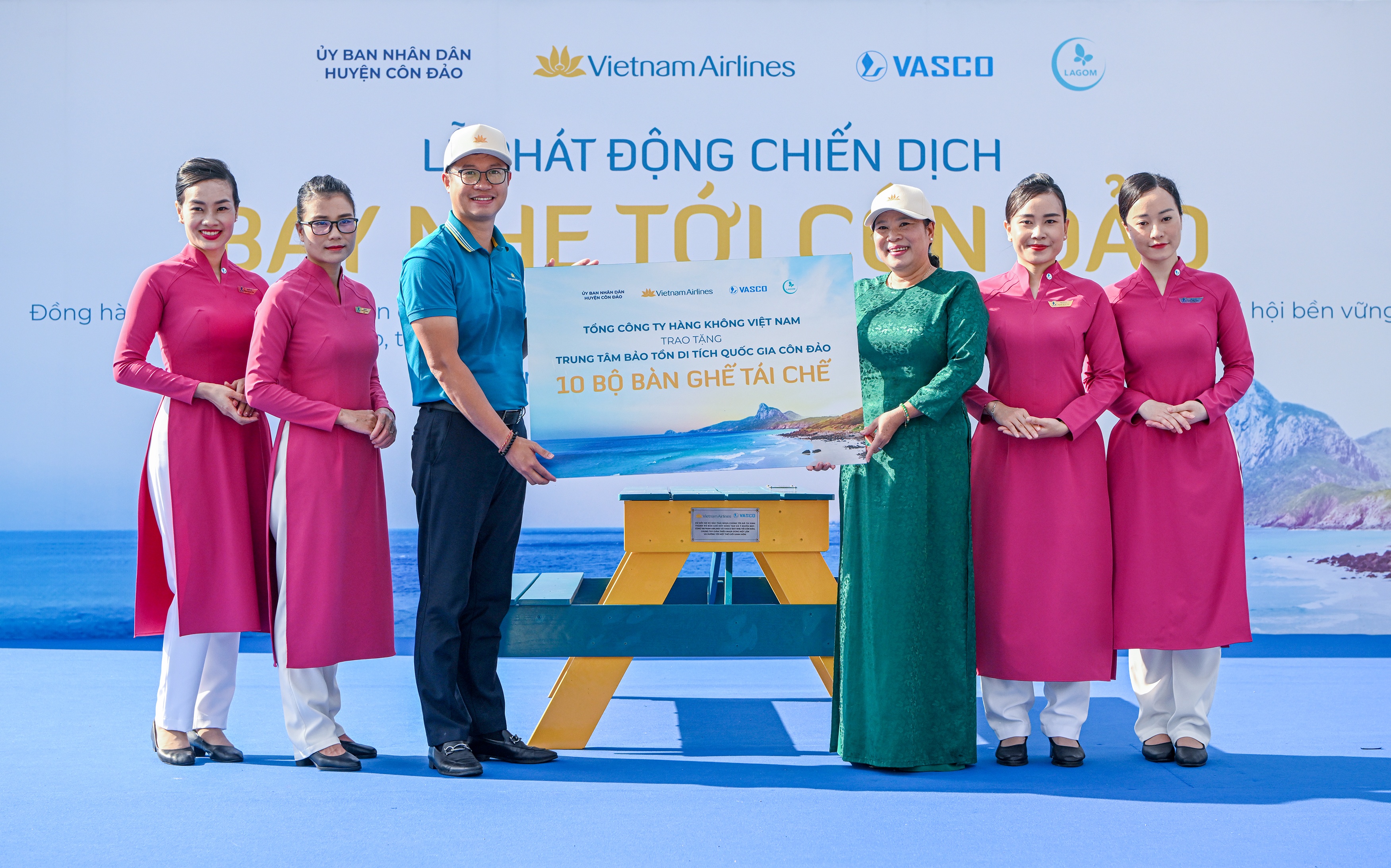 Vietnam Airlines và VASCO đã tặng món quà đặc biệt ý nghĩa là 10 bộ bàn ghế được tái chế từ chính rác thải nhựa đã được thu gom tại huyện đảo