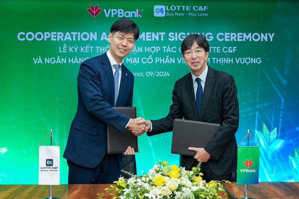 Đại diện VPBank và  LOTTE C&F ký kết thỏa thuận hợp tác