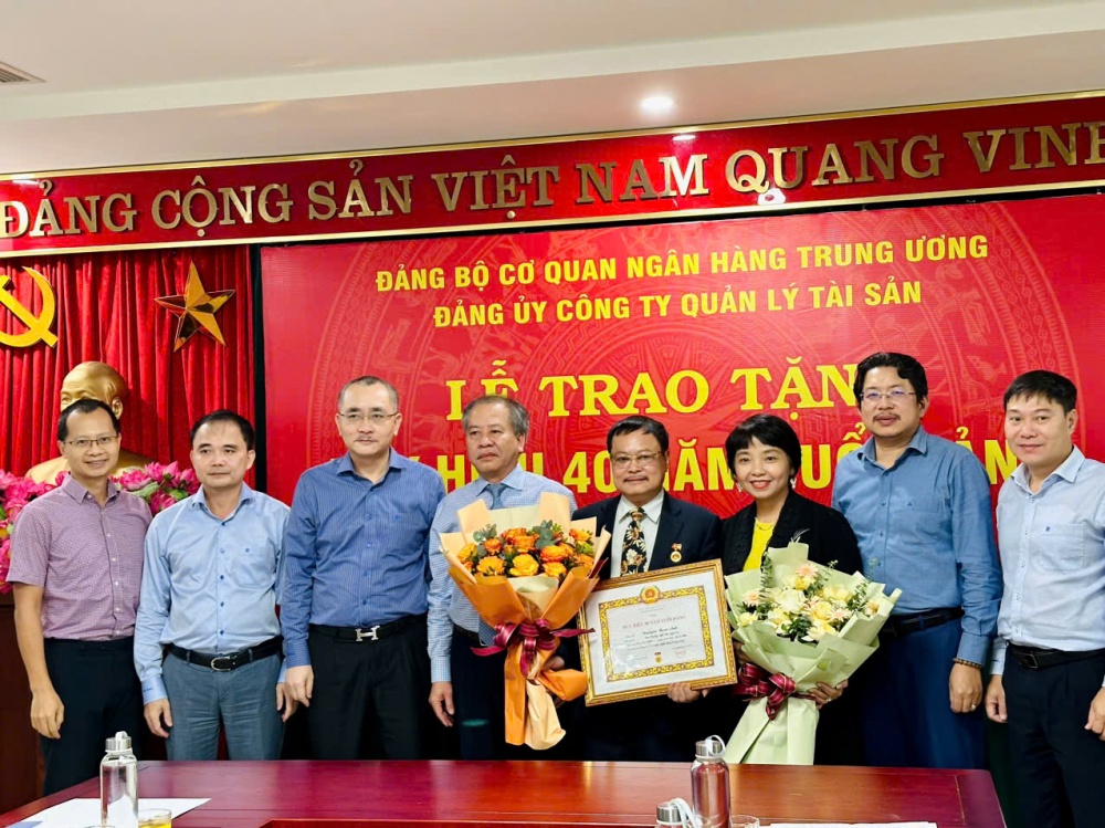 Trao tặng Huy hiệu 40 năm tuổi Đảng cho đảng viên Nguyễn Nam Anh