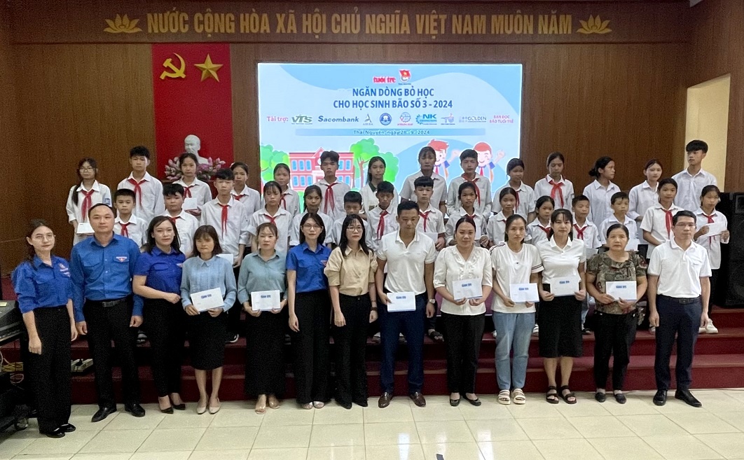 Đại diện Sacombank, ông Nguyễn Quốc Kiên - Giám đốc Sacombank CN Thái Nguyên cùng đoàn trao học bổng "Ngăn dòng bỏ học" cho các em học sinh và giáo viên tại tỉnh Thái Nguyên. Ảnh: Sacombank.