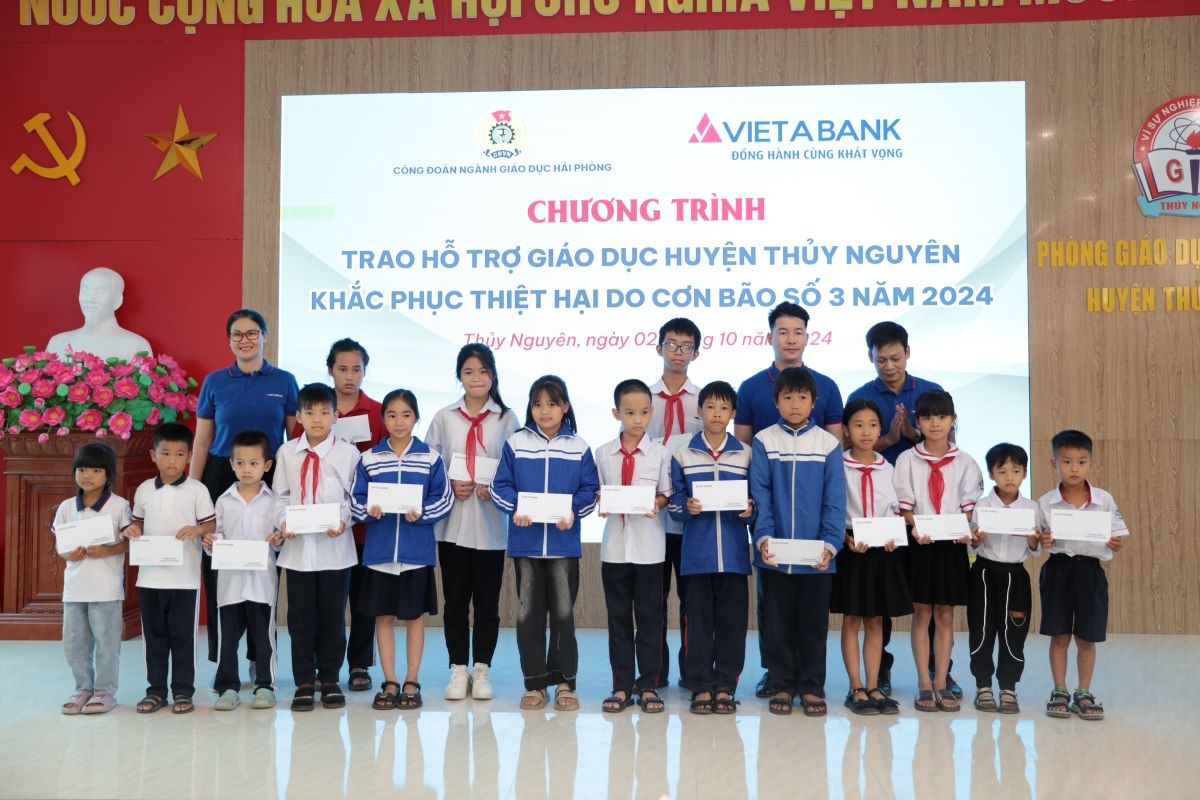 VietABank trao 10 ti vi cho các trường học và 16 suất học bổng cho học sinh tại huyện Thủy Nguyên