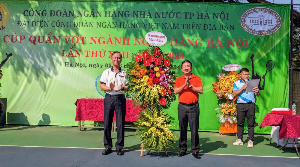 ông Cao Văn Bình, Chủ tịch Công đoàn Cơ quan NHNN Trung ương tưng hoa