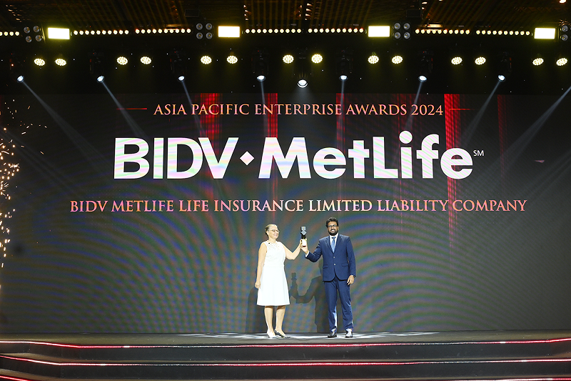 Bà Elena Butarova, Tổng Giám đốc BIDV MetLife đại diện công ty lên nhận giải thưởng.