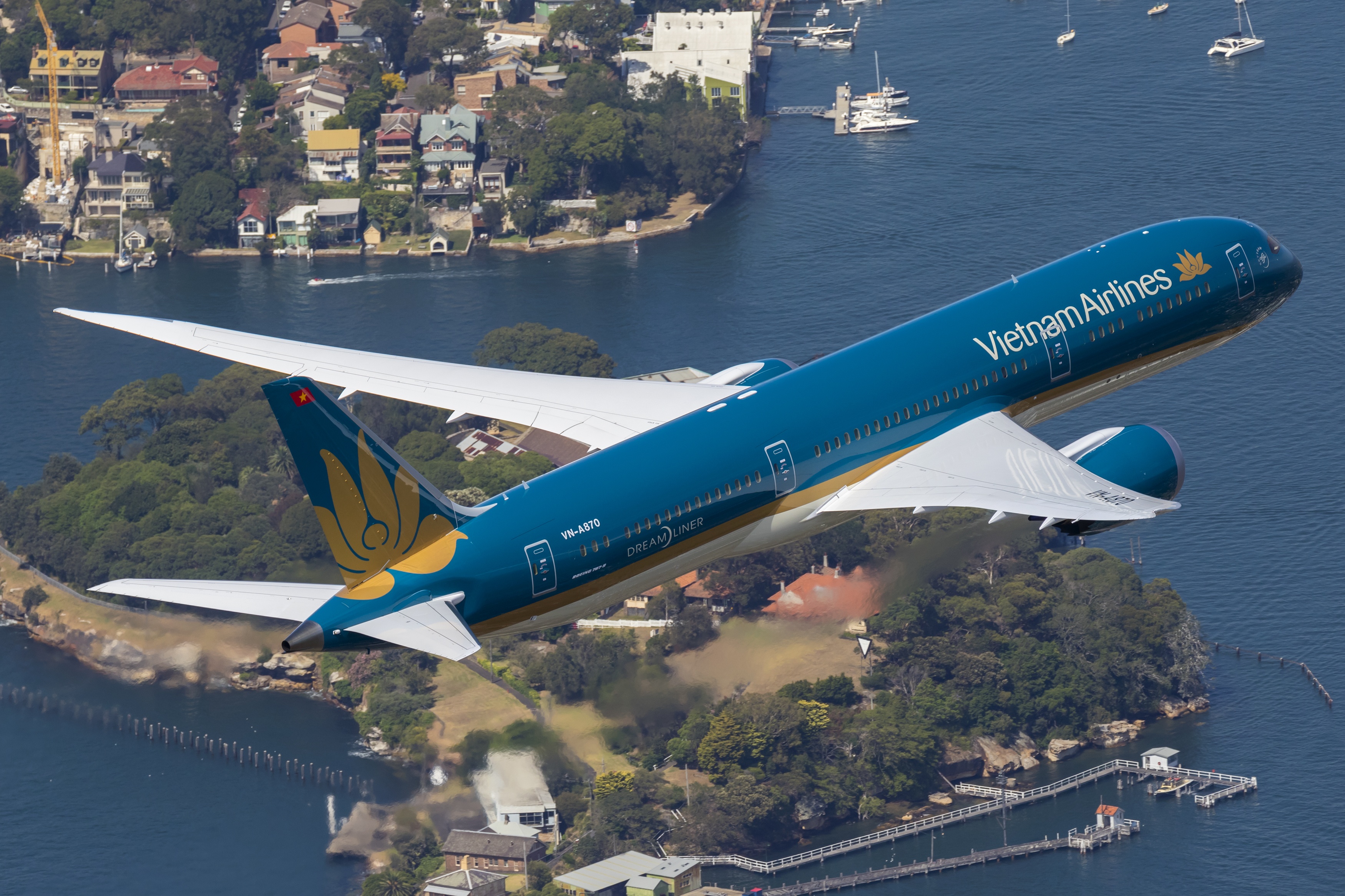 Vietnam Airlines hiện cung cấp dịch vụ vận tải hàng không trên gần 100 đường bay nội địa và quốc tế, kết nối với 1.150 điểm đến toàn cầu trong mạng đường bay của Hãng và SkyTeam