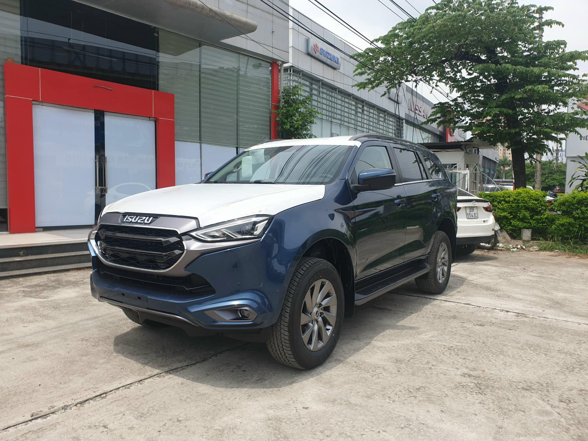 Isuzu mu-X giảm tới 215 triệu tại đại lý: Giá khởi điểm từ 810 triệu đồng, SUV hạng D nhưng rẻ ngang CX-5, Territory- Ảnh 4.