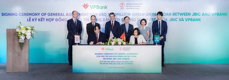 Đại diện VPBank và JBIC ký kết hợp đồng tín dụng xanh trong sáng 9/10/2024 tại Hà Nội