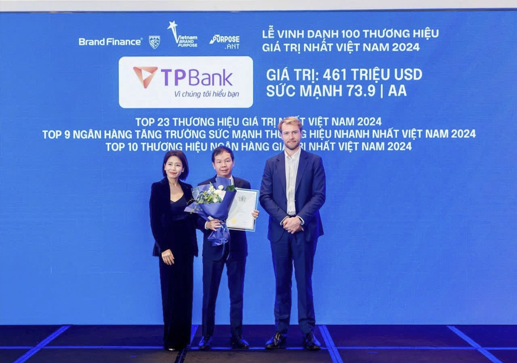 Ông Lê Hồng Nam - Phó Tổng Giám đốc TPBank nhận giải thưởng từ Brand Finance