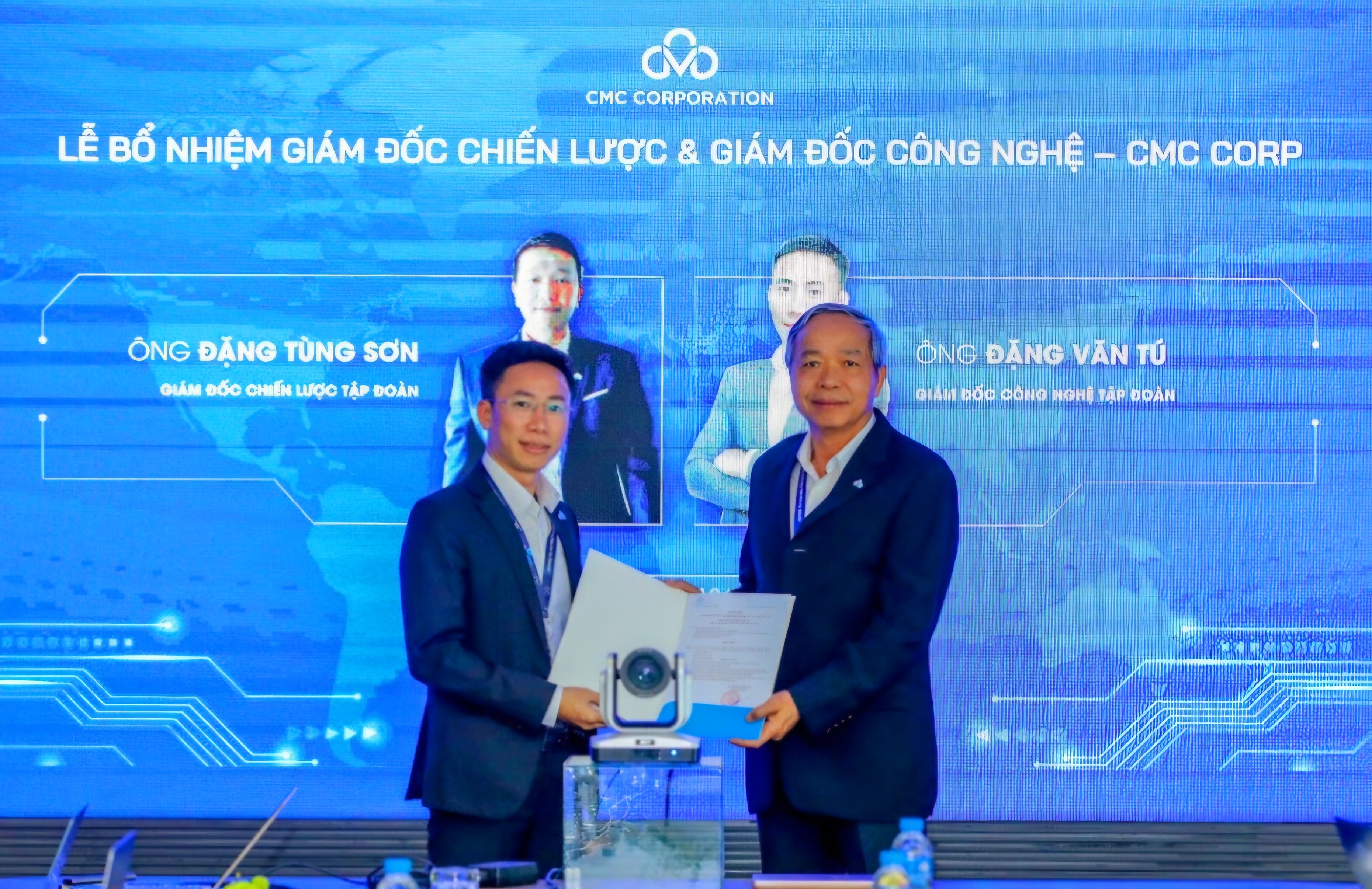 Chủ tịch CMC trao quyết định bổ nhiệm cho ông Đặng Văn Tú giữ chức vụ Giám đốc Công nghệ.