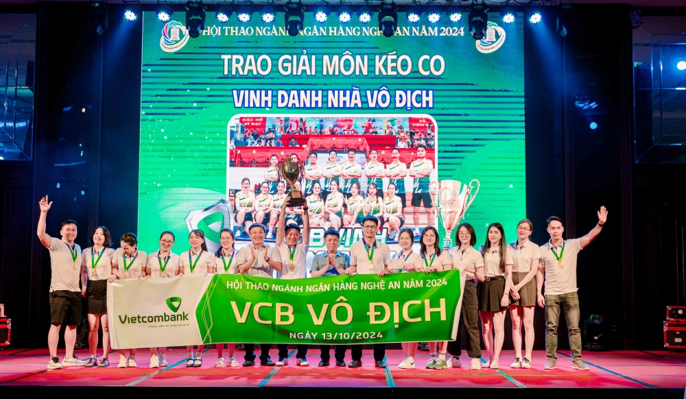 Ban tổ chức trao giải môn kéo co.