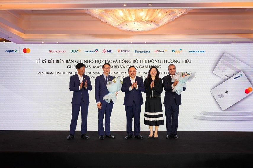 Đại diện Ngân hàng Nhà nước Việt Nam trao hoa chúc mừng NAPAS và Mastercard