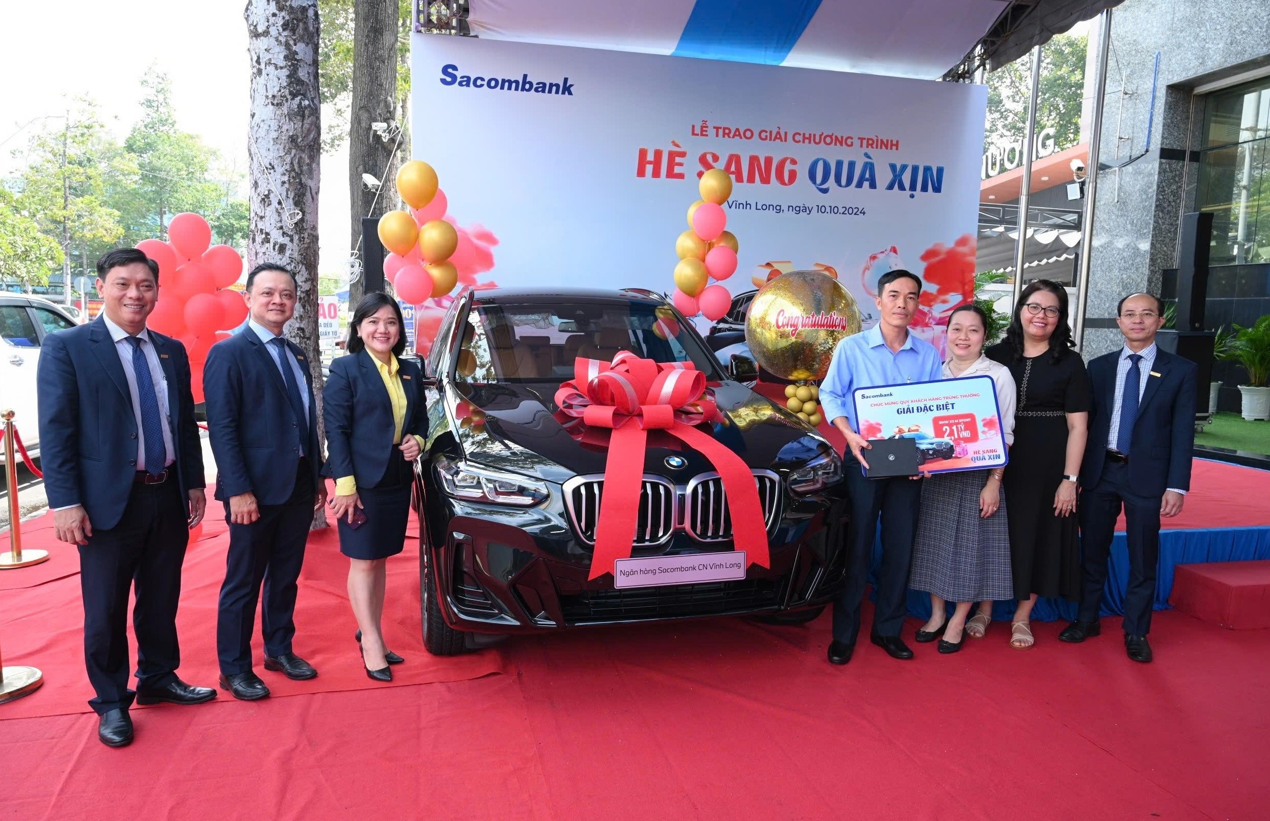 Sacombank Vĩnh Long trao giải Đặc biệt là ô tô BMW X3 M Sport cho khách hàng Nguyễn Văn Mỹ và gia đình