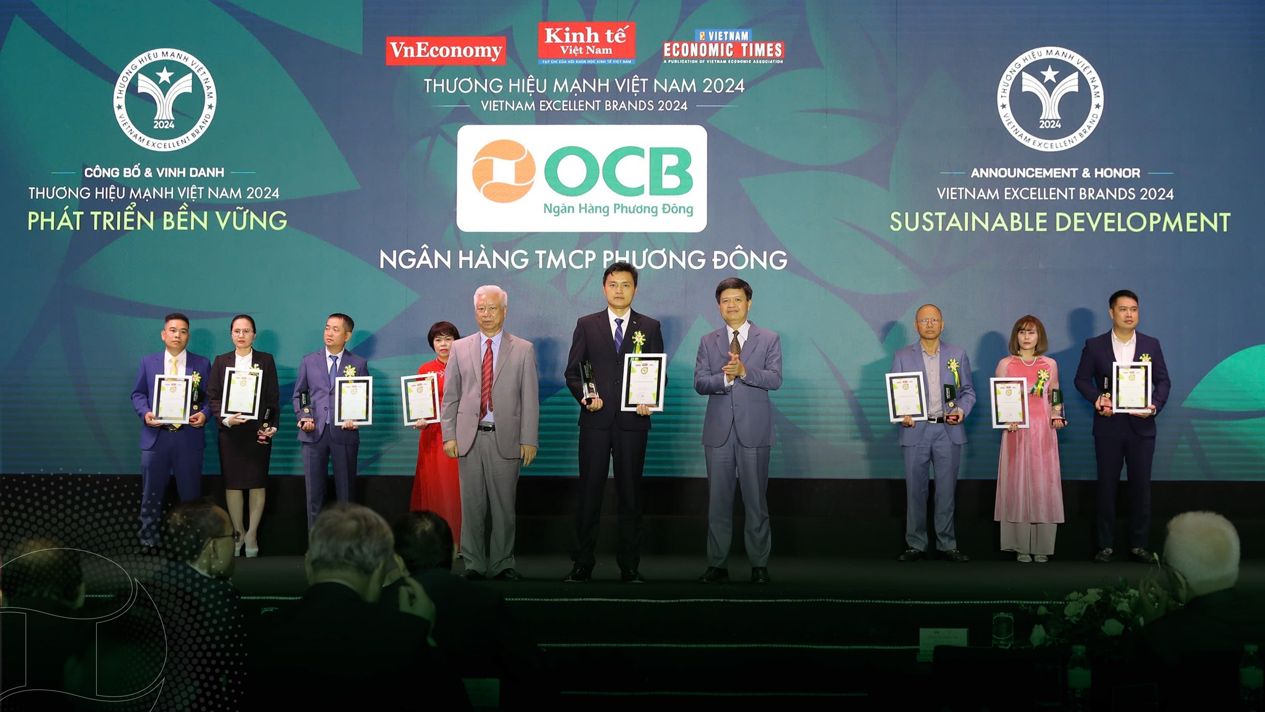 Đại diện OCB nhận chứng nhận Thương hiệu mạnh Việt Nam 2024