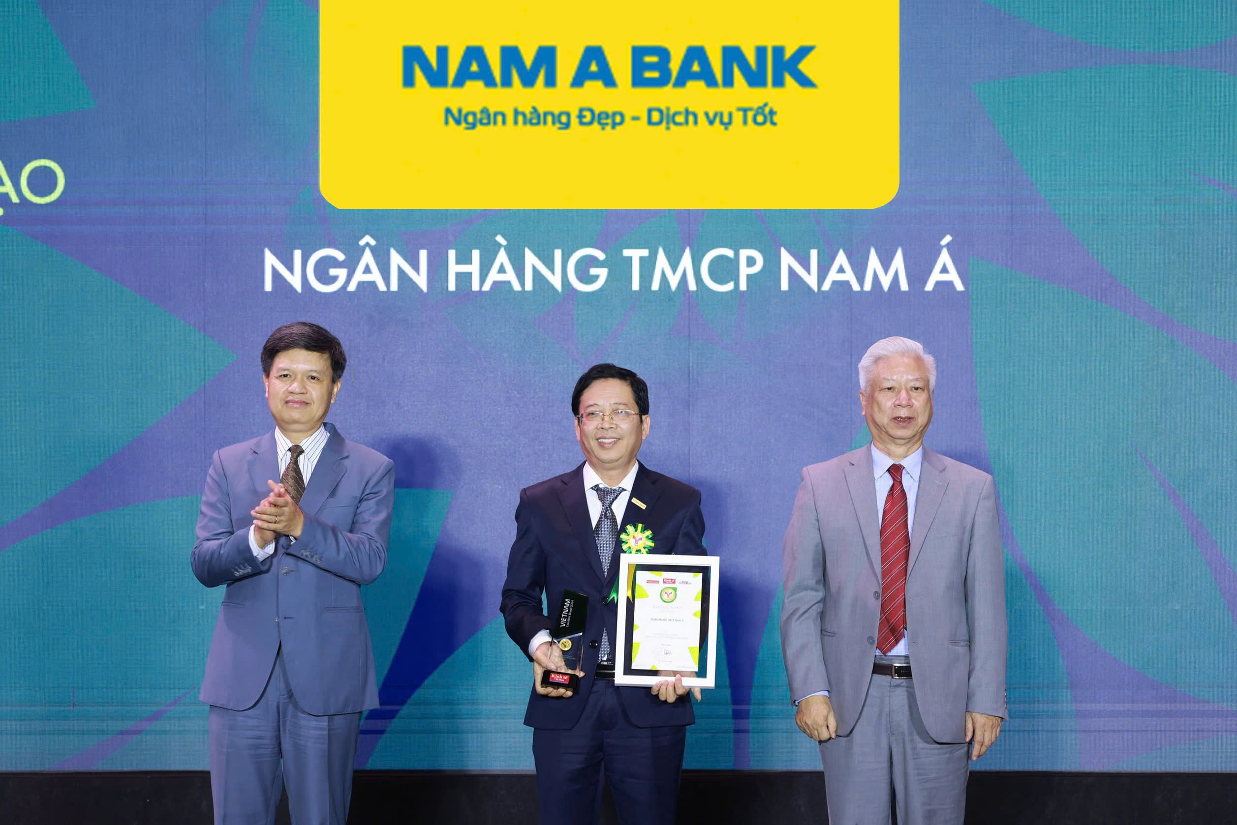 Đại diện Nam A Bank nhận giải thưởng tại chương trình.