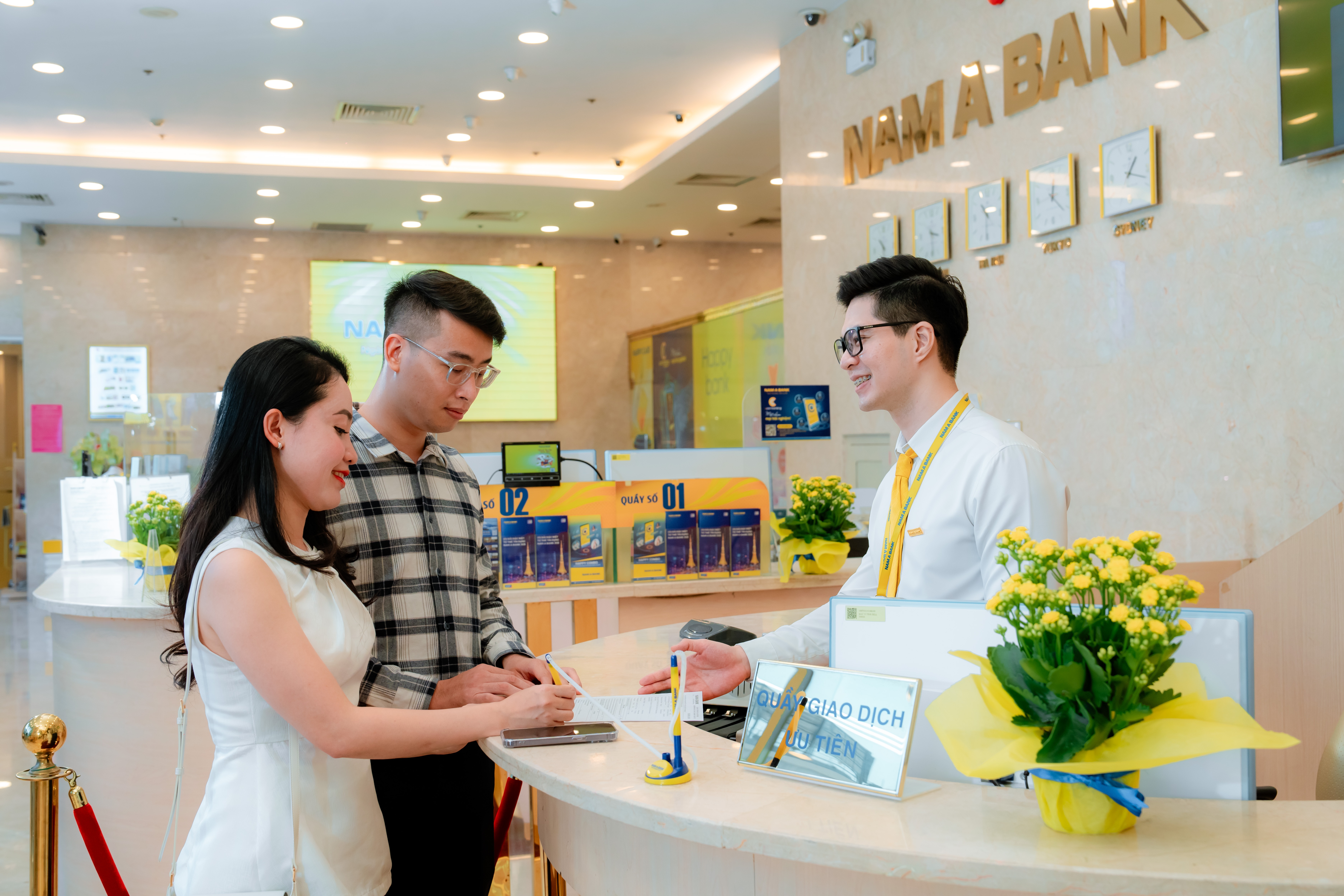 Khách hàng giao dịch tại Nam A Bank.