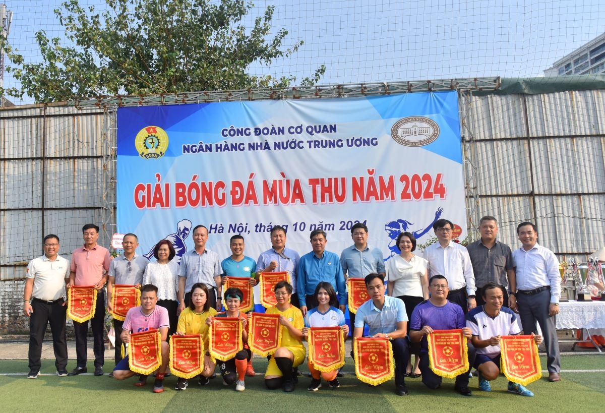  Trao cờ lưu niệm cho các đội tham gia Giải bóng đá mùa thu năm 2024