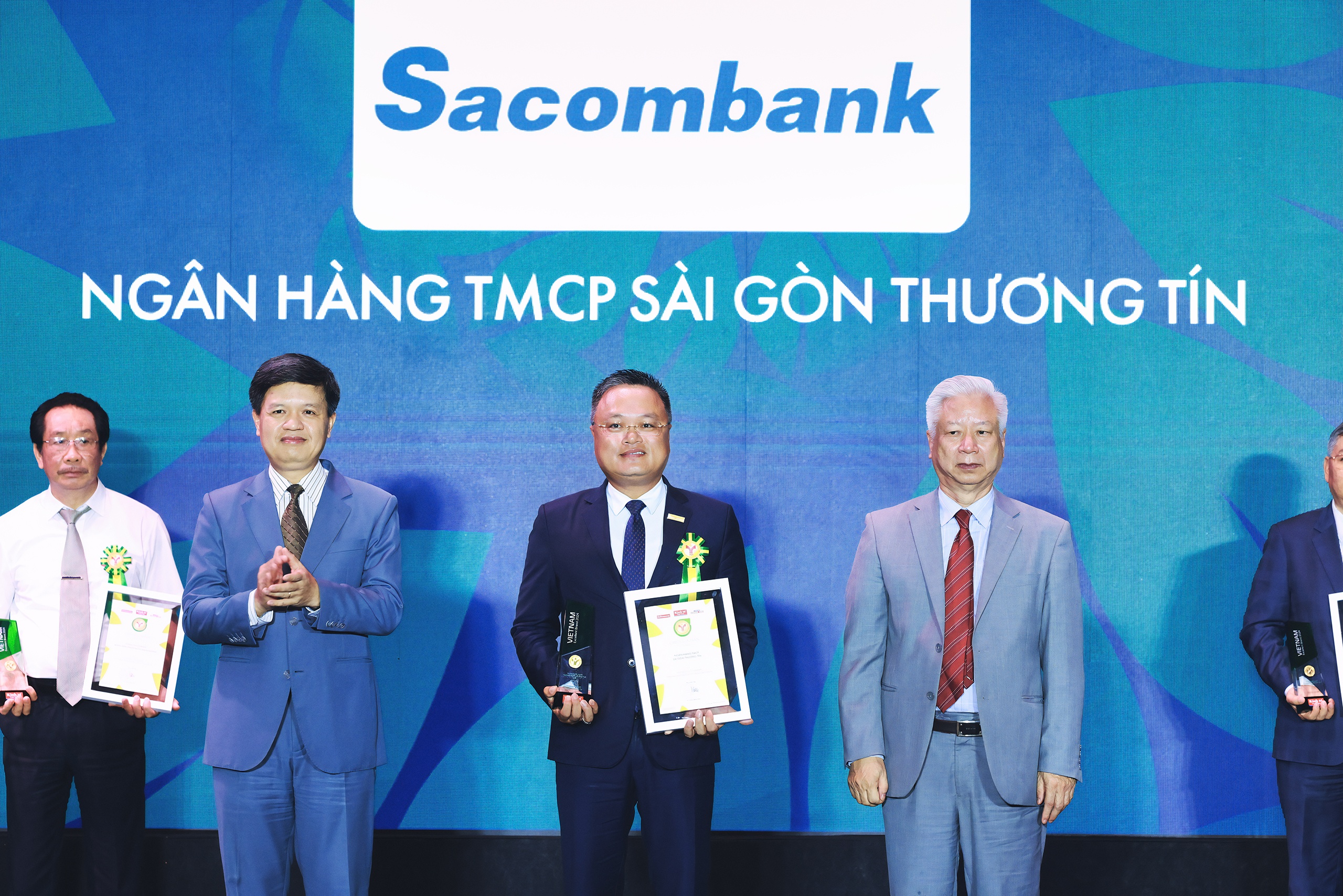 Chú thích ảnh: Đại diện Sacombank, ông Trần Anh Việt – Giám đốc Khu vực TP. Hà Nội, nhận giải thưởng Thương hiệu mạnh Việt Nam 2024