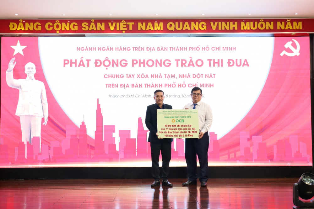 Ông Trương Đình Long – Phó Tổng Giám đốc đại diện OCB thực hiện nghi thức ký kết và trao bảng tượng trưng ủng hộ 5 tỷ đồng cho chương trình.