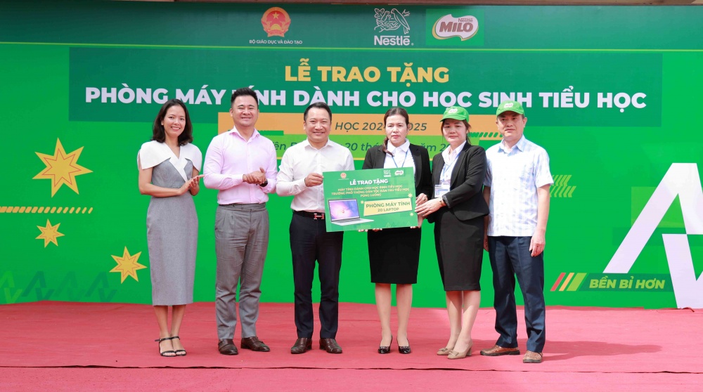 Đại diện Bộ GDDT, Nestlé MILO trao tặng phòng máy tính cho Trường PTDT Bán trú Tiểu học Púng Luông.