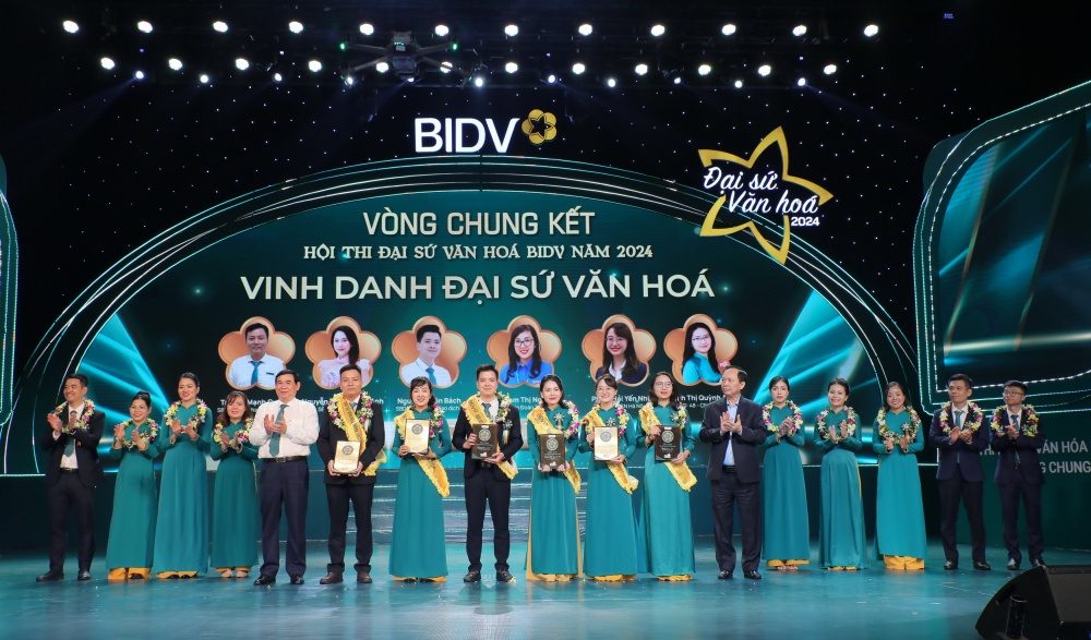 Phó Thống đốc thường trực NHNN, Chủ tịch Công đoàn Ngân hàng Việt Nam và Ban lãnh đạo BIDV chúc mừng các thí sinh đạt giải tại Hội thi