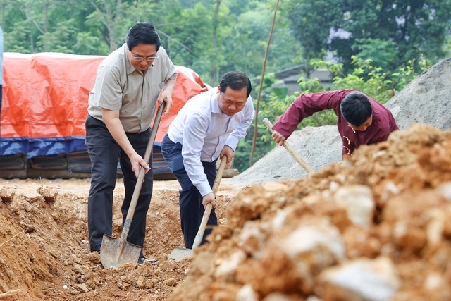 Thủ tướng tham gia khởi công xây nhà mới cho hộ gia đình ông Xa Văn Vọng, xóm Sơn Phú, xã Cao Sơn, huyện Đà Bắc, tỉnh Hòa Bình