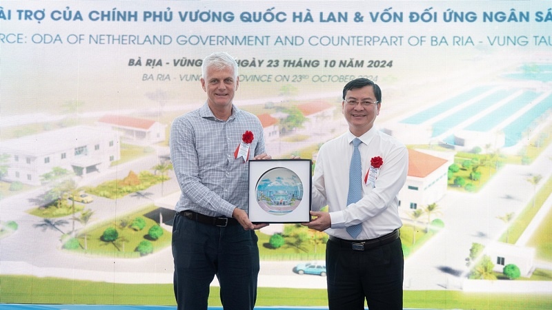 Ông Hans Docter (Trái) - Quyền Giám đốc điều hành Quỹ đầu tư Invest International và Ông Nguyễn Công Vinh, Phó Chủ tịch UBND tỉnh Bà Rịa Vũng Tàu