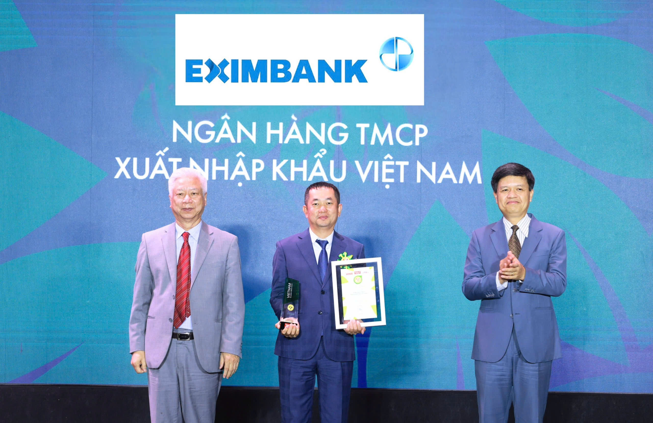 Ông Nguyễn Hướng Minh – Phó Tổng Giám đốc Eximbank nhận giải thưởng từ Ban tổ chức.