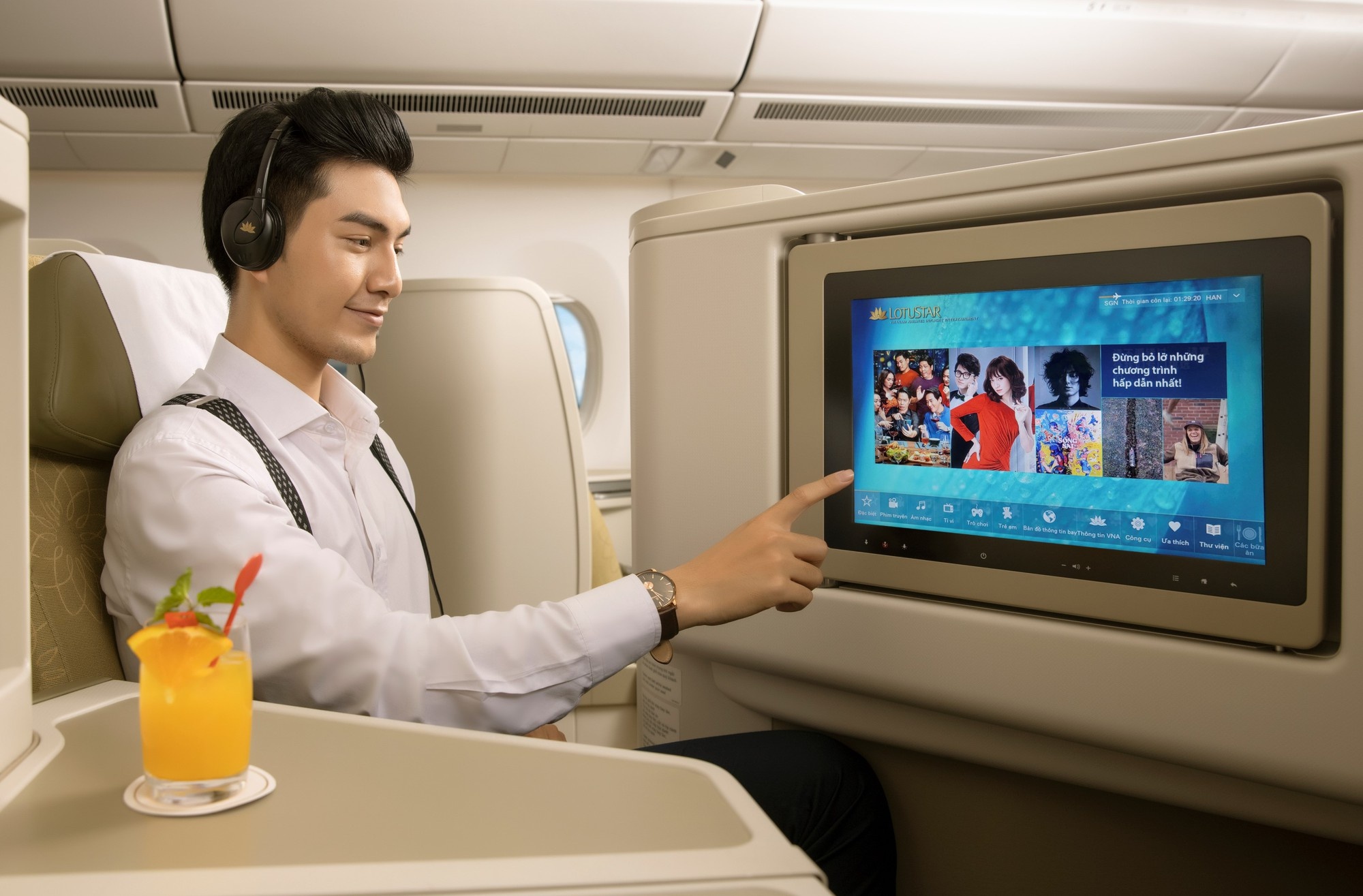 Vietnam Airlines nhận “cú đúp” giải thưởng tại MMA Smarties 2024