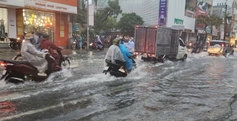 Đà Nẵng: Mưa lớn khiến nhiều tuyến phố bị ngập sâu