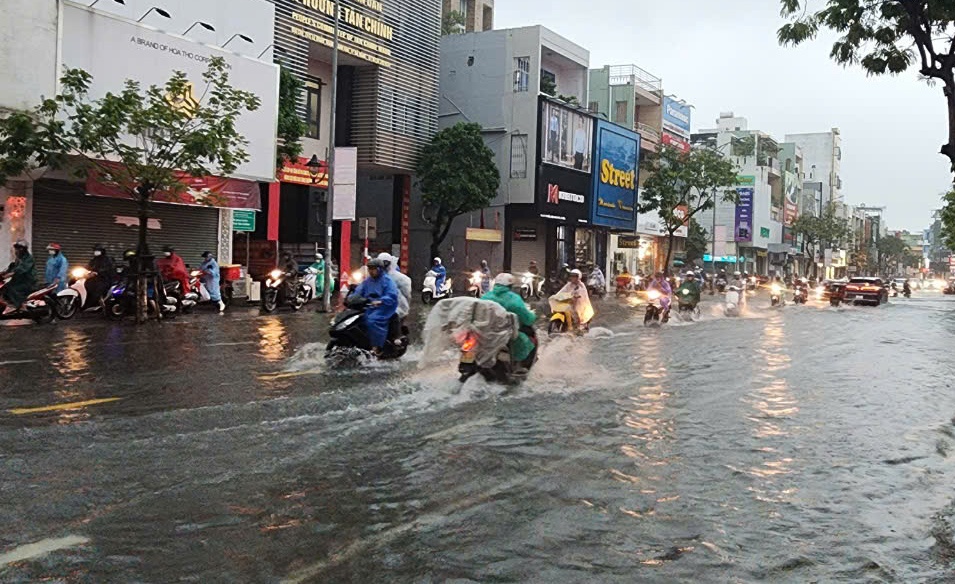 Đà Nẵng: Mưa lớn khiến nhiều tuyến phố bị ngập sâu