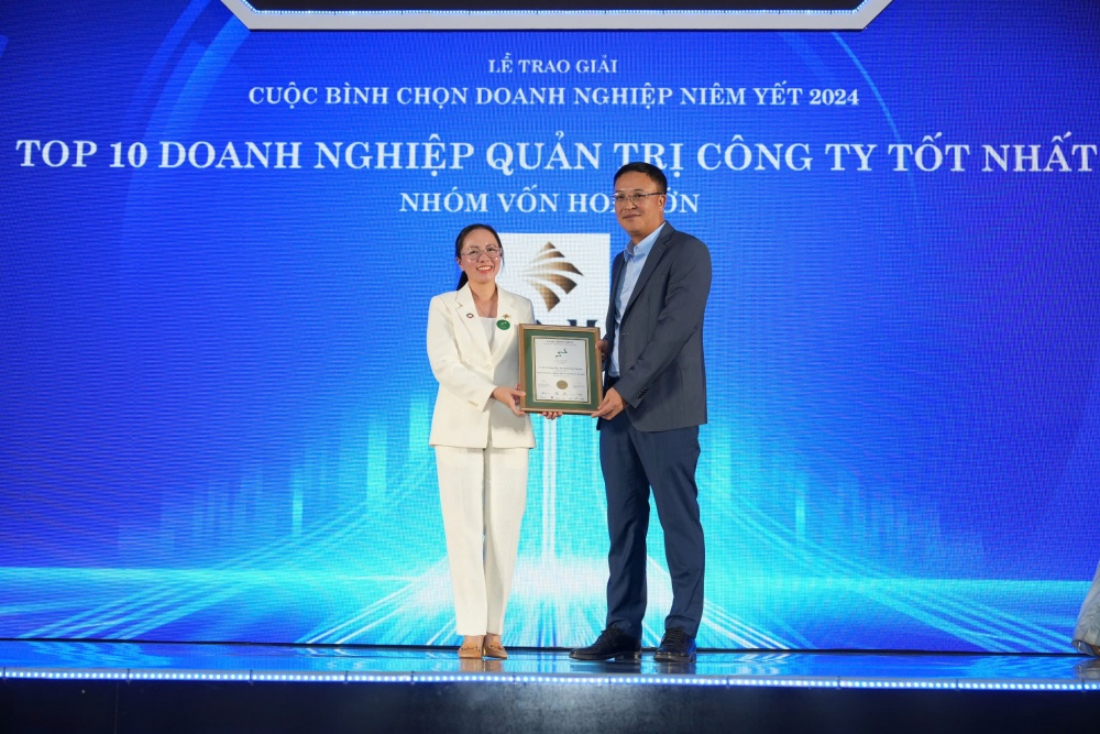 Bà Trần Phương Ngọc Thảo - Phó Chủ tịch HĐQT PNJ đại diện nhận giải thưởng Top 10 Doanh nghiệp Quản trị công ty tốt nhất 2024, Nhóm vốn hóa lớn (Ảnh Thùy Vinh).