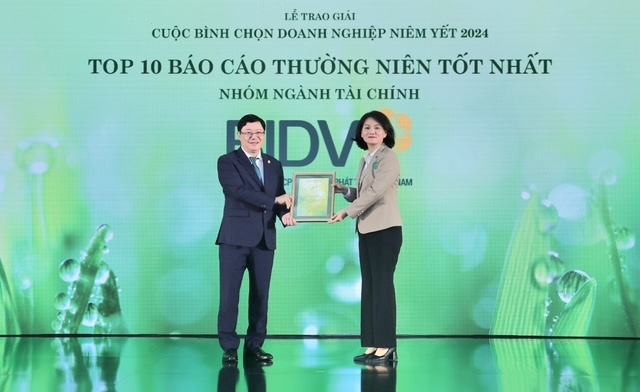 Ông Đoàn Việt Nam, Phó Tổng Giám đốc BIDV đại diện nhận giải thưởng “Top 10 báo cáothường niên tốt nhất – Nhóm ngành tài chính”