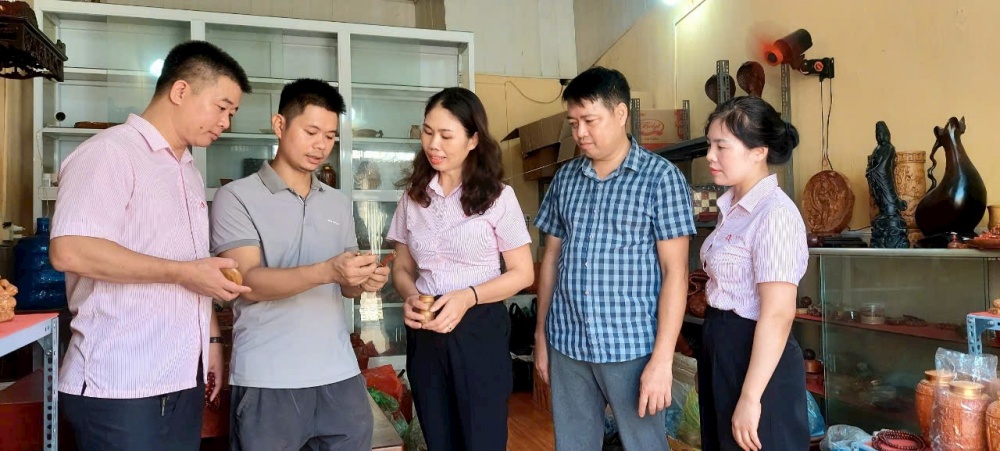 Nhờ nguồn vốn vay ưu đãi, anh Phạm Tuấn Duy đã mở thêm được phòng trưng bày và bán các sản phẩm đồ gỗ mỹ nghệ do xưởng sản xuất