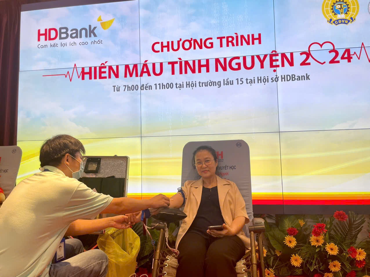 Chị Nguyễn Thị Thanh Vân - HDBank Chi nhánh Phú Nhuận, người đã từng hiến máu 11 lần cho biết, chia sẻ: “Mỗi lần tham gia hiến máu, tôi cảm thấy rất vui vì những giọt máu của mình có thể góp phần cứu chữa những bệnh nhân cần máu. Trong tương lai, còn sức khỏe thì tôi còn tham gia hiến máu tình nguyện”.