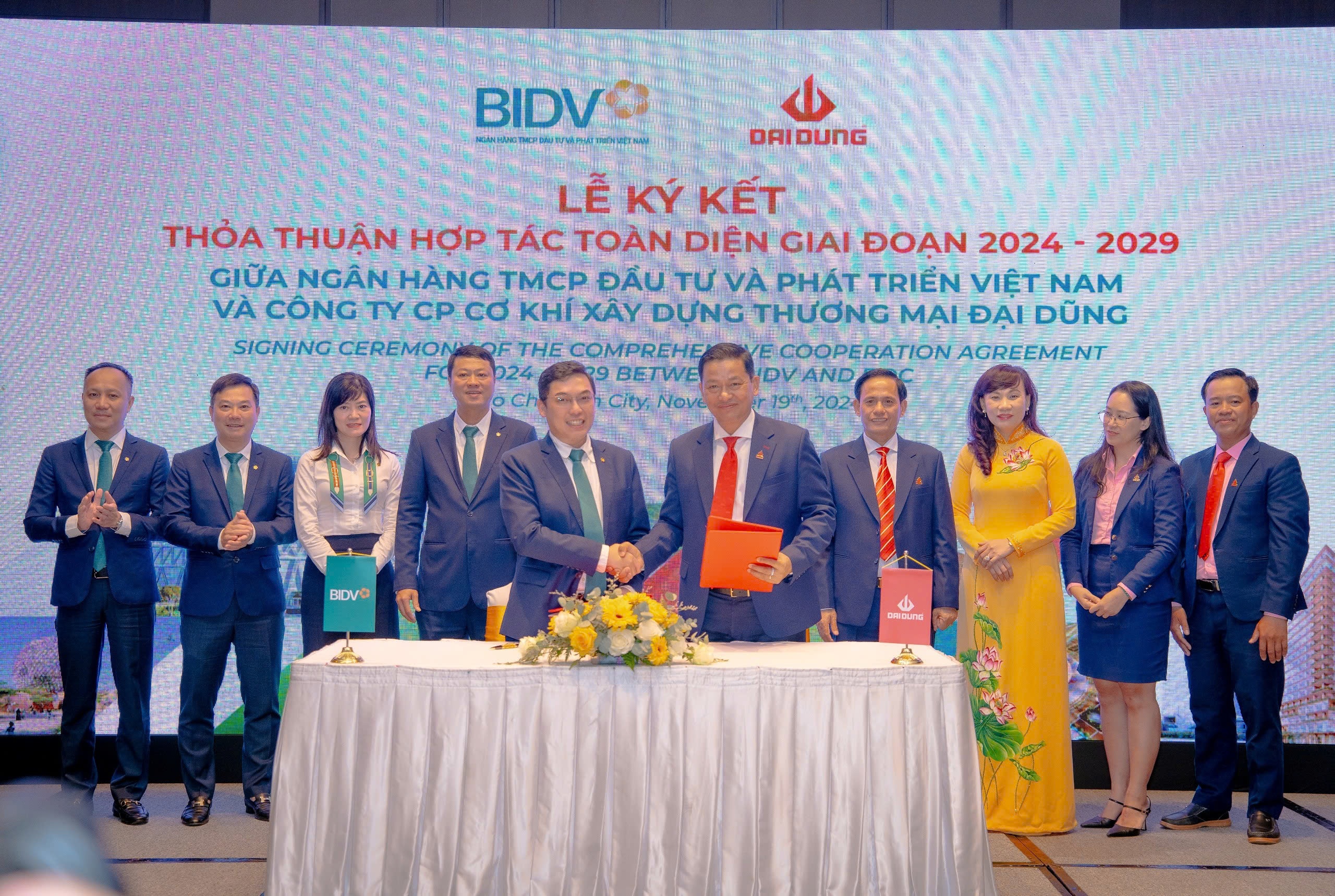 Đại diện lãnh đạo hai bên thực hiện nghi thức lễ ký kết biên bản Đại diện lãnh đạo hai bên thực hiện nghi thức lễ ký kết biên bản