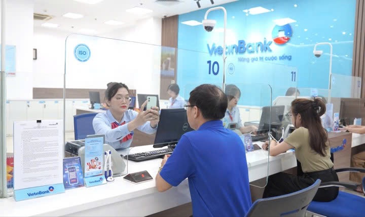 Cán bộ VietinBank hướng dẫn khách hàng xác thực sinh trắc học