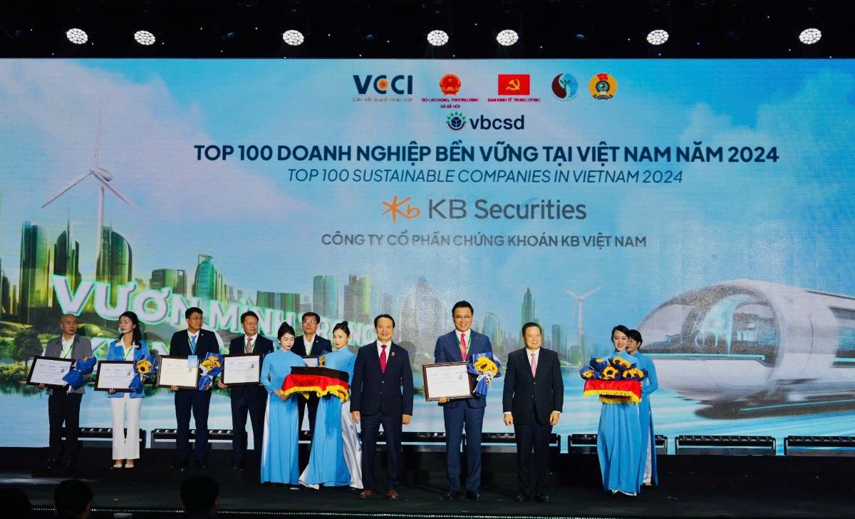 Ông Jeon MunCheol - Tổng giám đốc Chứng khoán KB Việt Nam (KBSV)  - nhận giải “Top 100 doanh nghiệp bền vững CSI 2024”