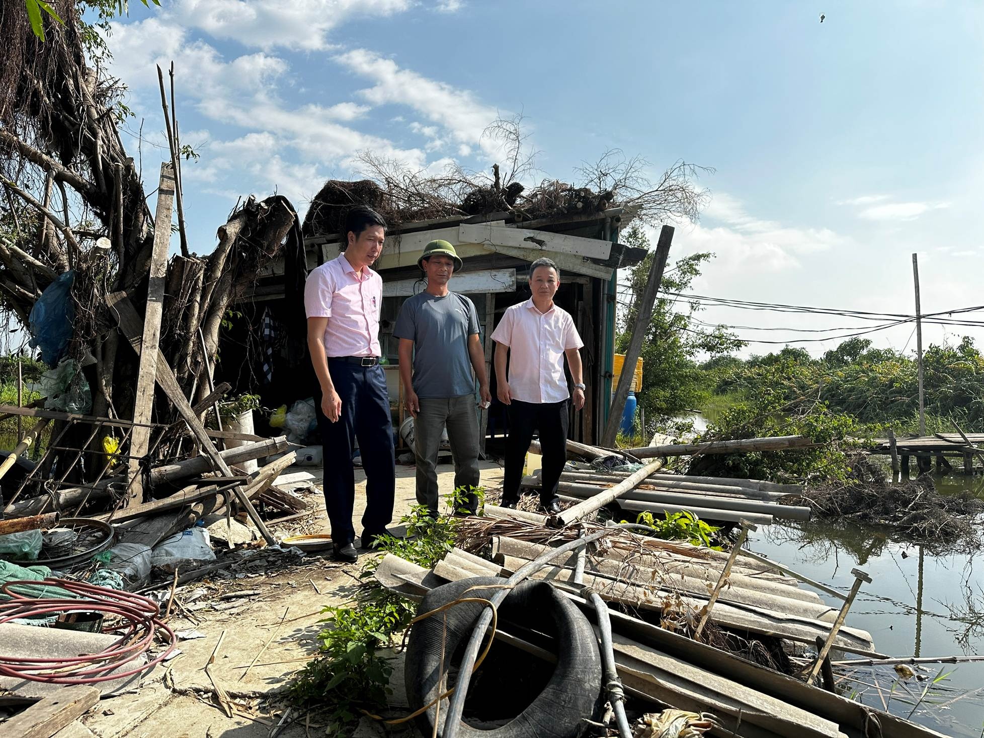 https://cdn.thoibaonganhang.vn/stores/news_dataimages/2024/122024/06/17/tin-dung-chinh-sach-dong-cam-cong-kho-cung-nguoi-ngheo-bai-1-20241206171248.jpg?rt=20241206171343