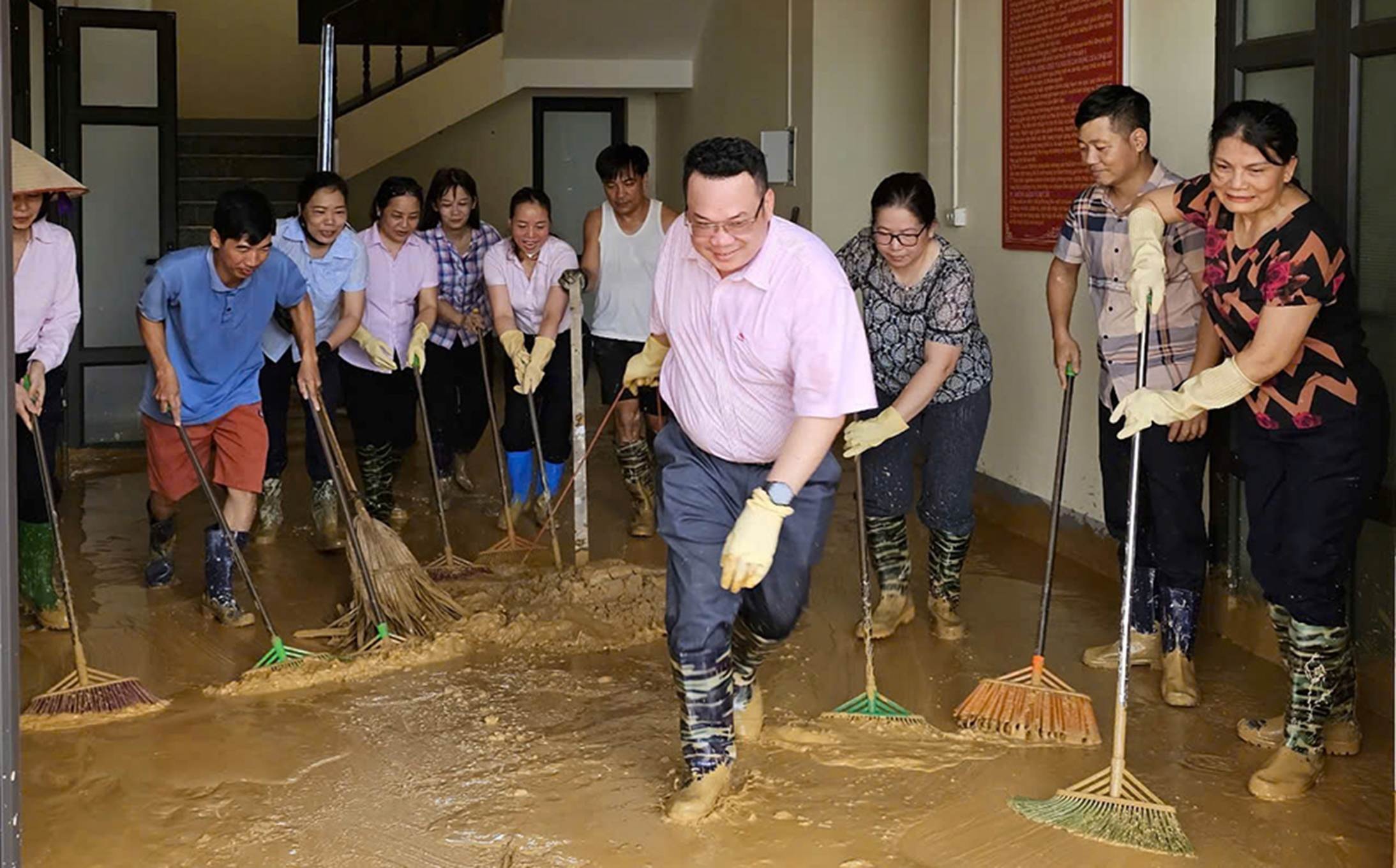 https://cdn.thoibaonganhang.vn/stores/news_dataimages/2024/122024/06/17/tin-dung-chinh-sach-dong-cam-cong-kho-cung-nguoi-ngheo-bai-2-20241206171646.jpg?rt=20241206171737