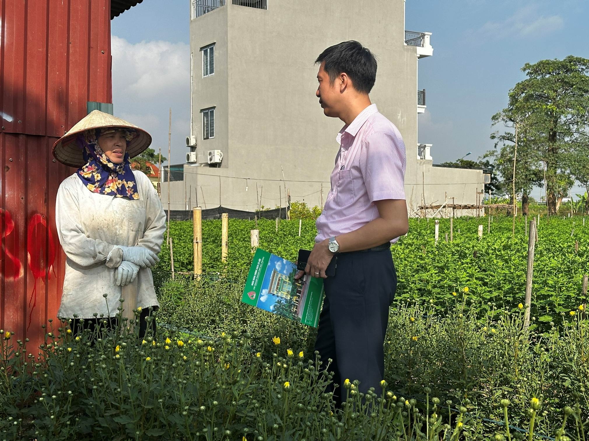 https://cdn.thoibaonganhang.vn/stores/news_dataimages/2024/122024/06/17/tin-dung-chinh-sach-dong-cam-cong-kho-cung-nguoi-ngheo-bai-2-20241206171656.jpg?rt=20241206171812