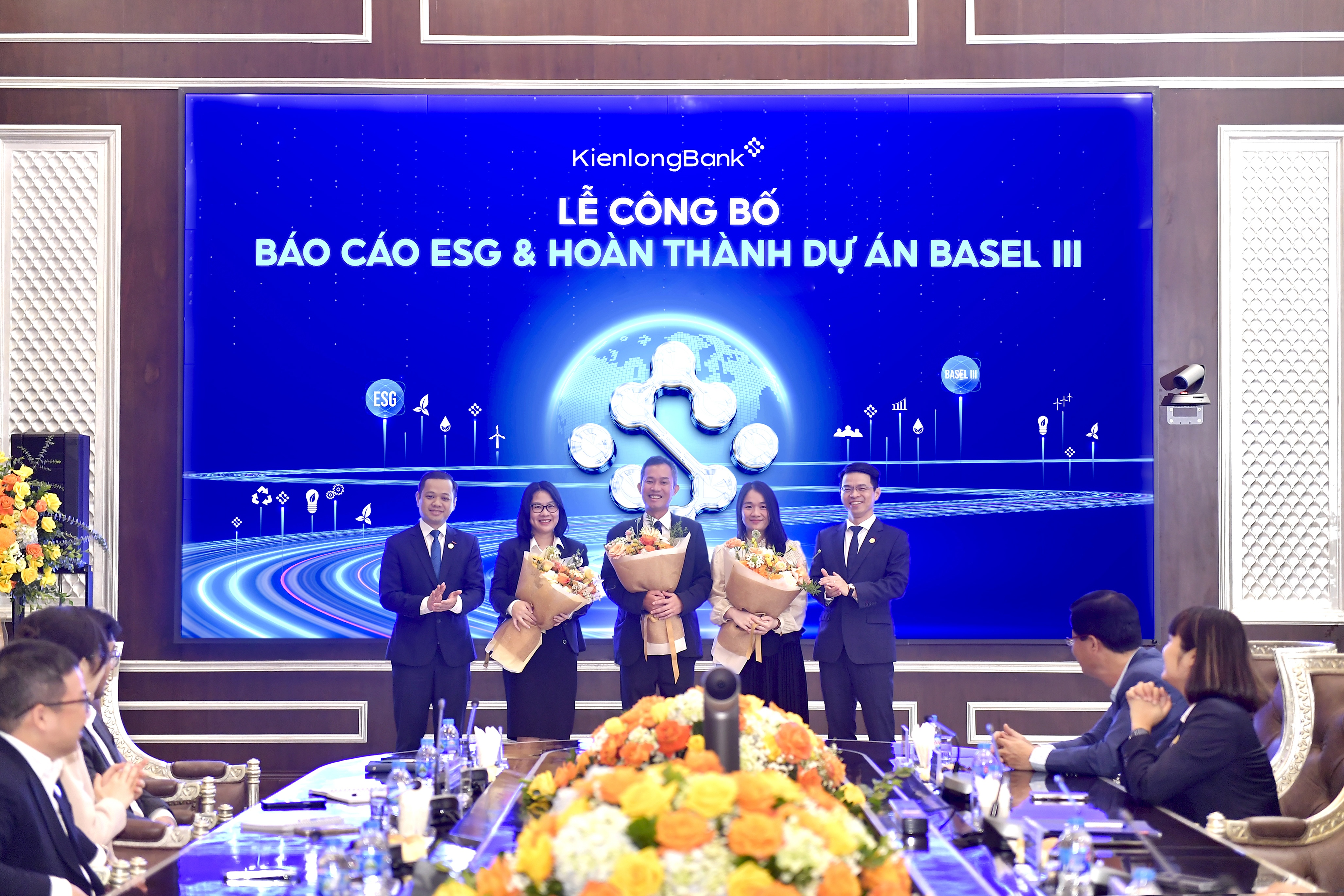 Chữ “Kiên” trong 4 tuyên ngôn KienlongBank tại Báo cáo phát triển bền vững ESG 2024 khẳng định cam kết về việc chú trọng đến các yếu tố phát triển bền vững trong chiến lược vận hành, phát triển kinh doanh Chữ “Kiên” trong 4 tuyên ngôn KienlongBank tại Báo cáo phát triển bền vững ESG 2024 khẳng định cam kết về việc chú trọng đến các yếu tố phát triển bền vững trong chiến lược vận hành, phát triển kinh doanh
