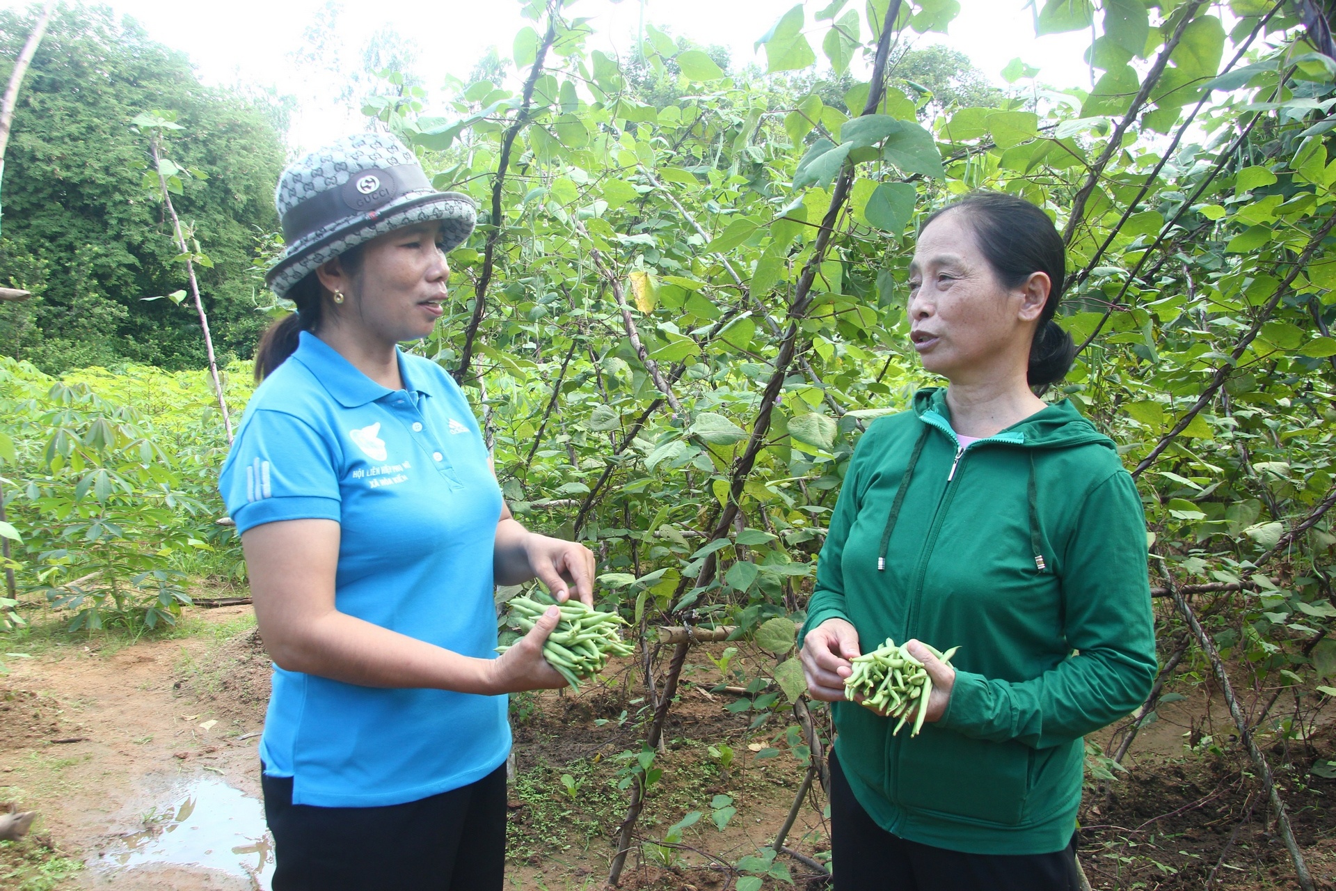 Chị Văn Thị Chiến (trái) ở xã Hòa Kiến, TP Tuy Hòa thăm hỏi, nắm bắt tâm tư, nguyện vọng của tổ viên tổ tiết kiệm và vay vốn. Ảnh: LÊ HẢO