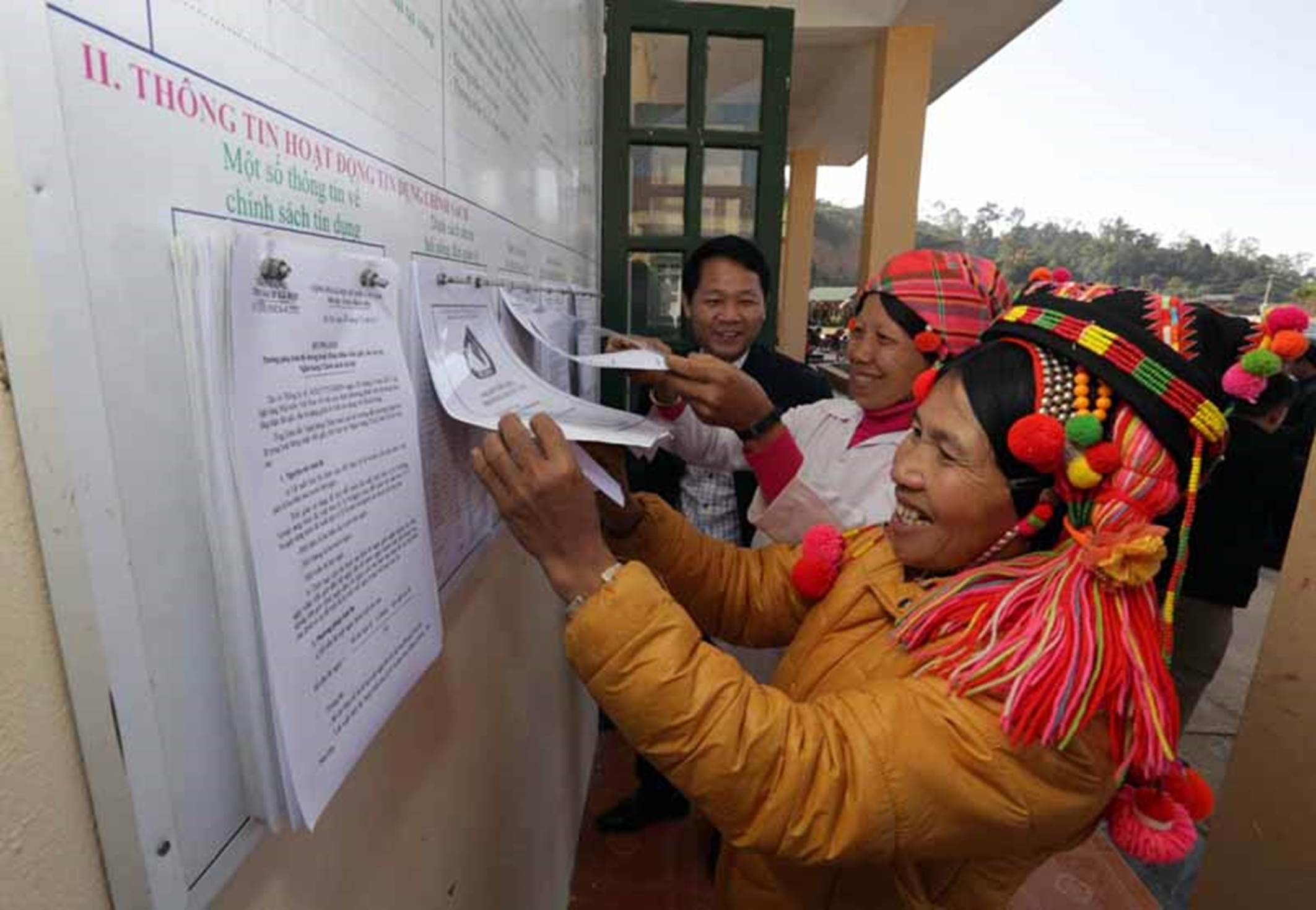 Đồng bào dân tộc thiểu số xã Tá Bạ, huyện Mường Tè, tỉnh Lai Châu tìm hiểu thông tin về tín dụng chính sách xã hội tại trụ sở xã (Ảnh: NHCSXH cung cấp)