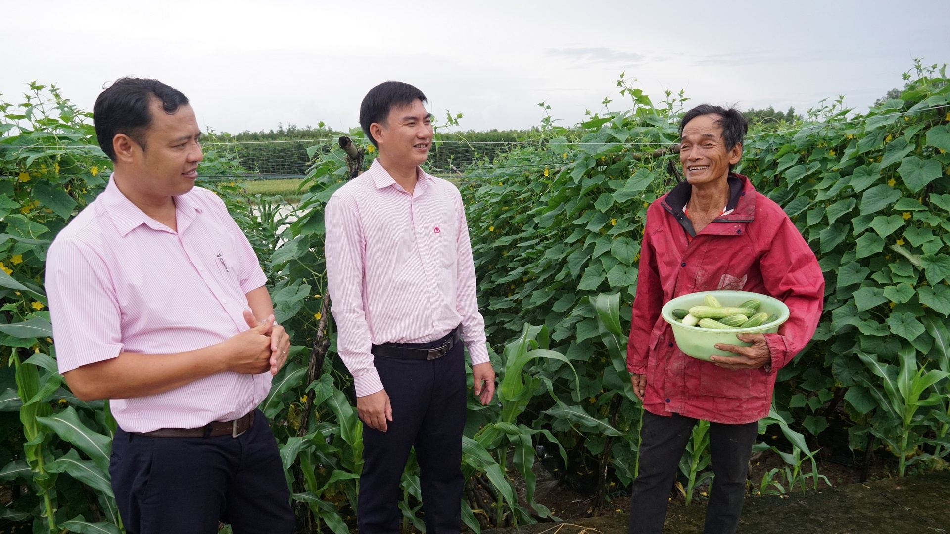 Cán bộ Phòng giao dịch NHCSXH U Minh đến thăm hỏi và hướng dẫn người dân cách sử dụng vốn để phát triển sản xuất và xây dựng sinh kế bền vững