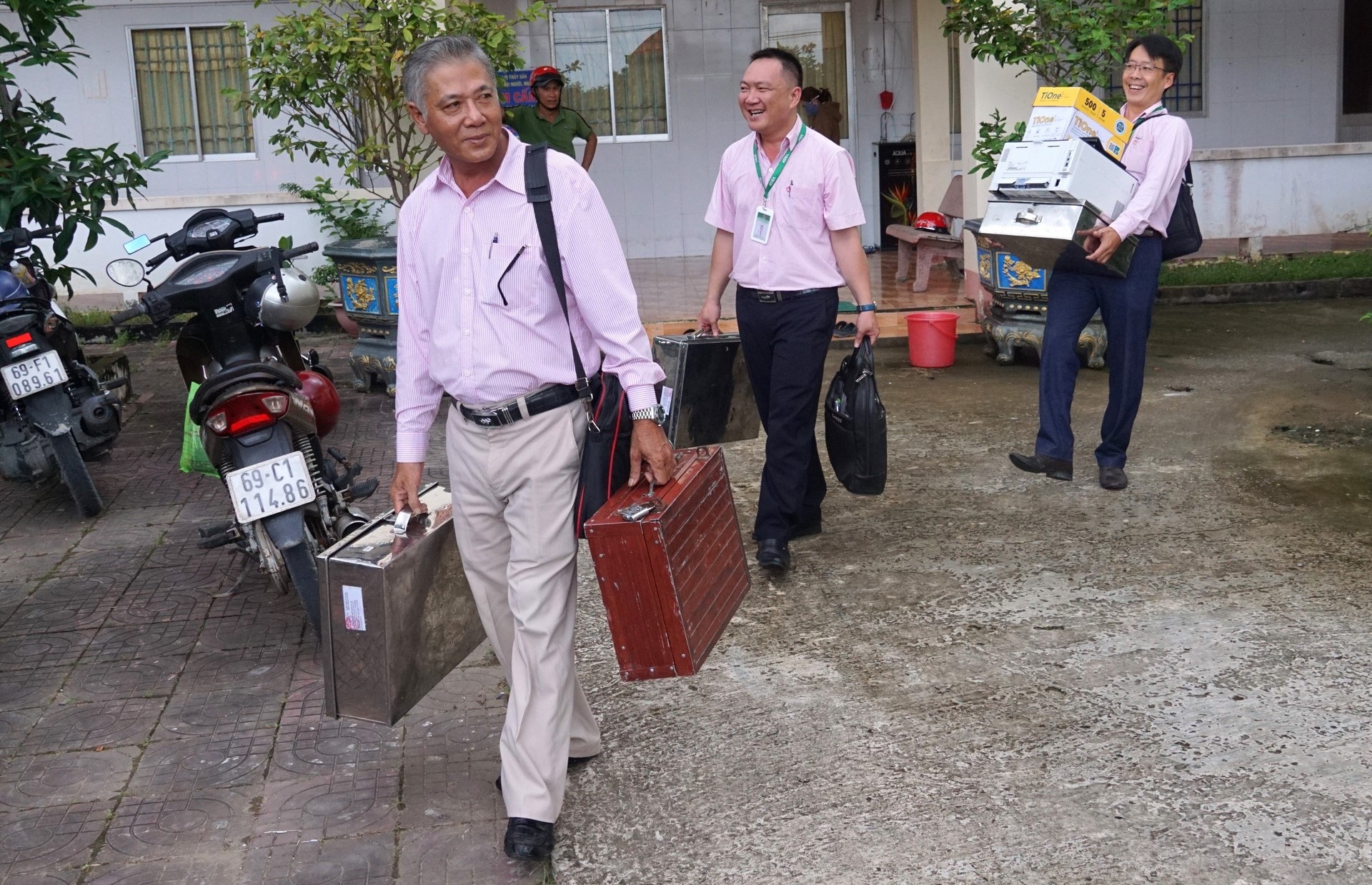 Cán bộ NHCSXH mang trang thiết bị đến điểm giao dịch xã vùng sâu, vùng xa. Dù đường xa, họ luôn sẵn sàng vượt khó để đảm bảo người dân tiếp cận vốn vay kịp thời (tại điểm giao dịch UBND xã Thanh Tùng, huyện Đầm Dơi).