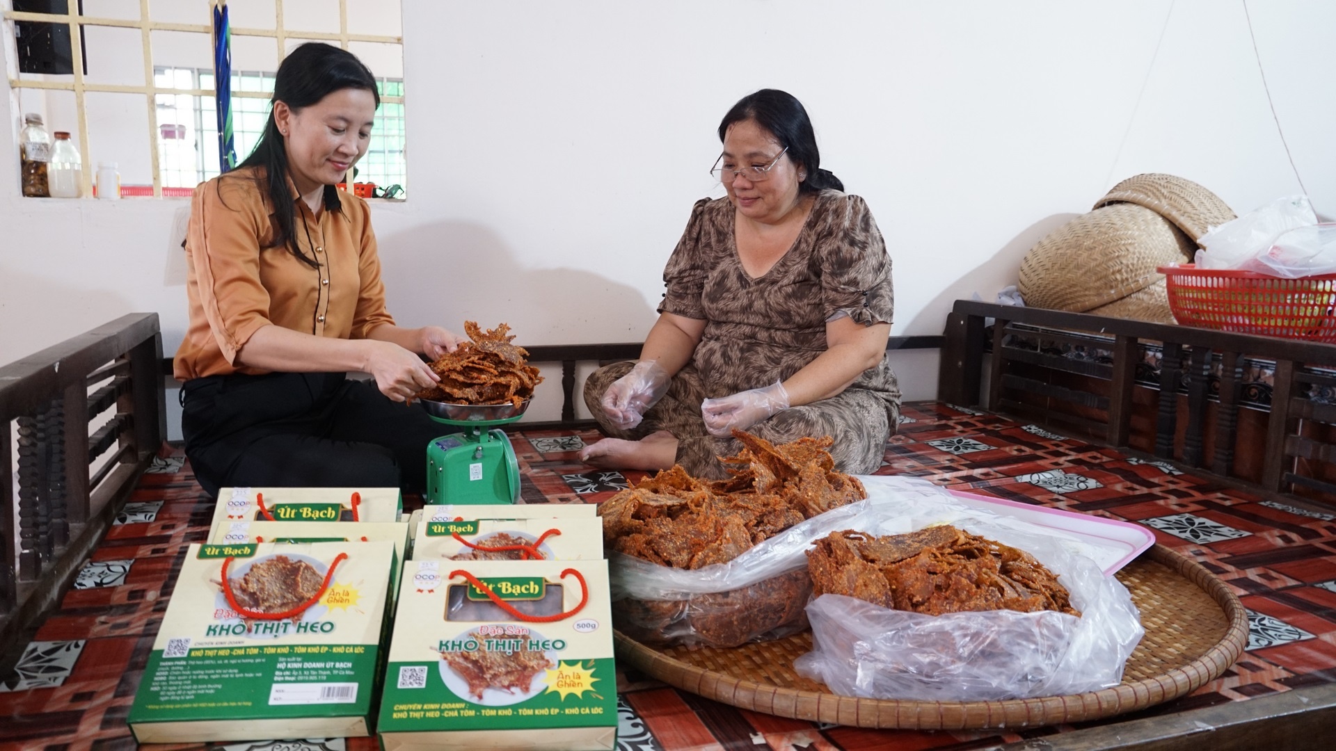 Nhờ khoản vay ưu đãi, chị Út Bạch đã mở rộng quy mô sản xuất, đưa sản phẩm truyền thống của mình ra thị trường quốc tế, đồng thời tạo thu nhập cho phụ nữ địa phương