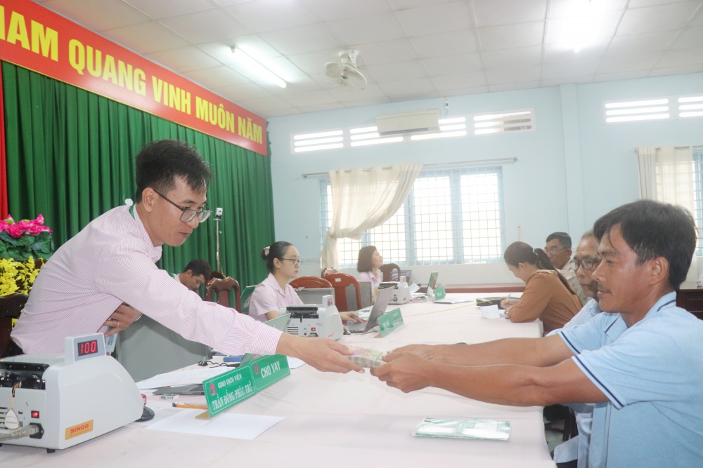 Anh Lê Minh Thảo, ấp Thới Hiệp, xã Đông Thắng, huyện Cờ Đỏ nhận vốn vay 45 triệu đồng từ Chương trình cho vay học sinh, sinh viên